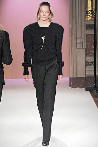 Sweater negro con aplique pantalon negro Anne Valerie Hash